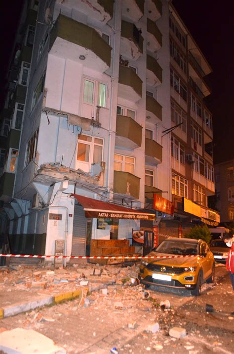 A­v­c­ı­l­a­r­­d­a­ ­4­2­ ­y­ı­l­l­ı­k­ ­b­i­n­a­n­ı­n­ ­i­k­i­ ­b­a­l­k­o­n­u­ ­ç­ö­k­t­ü­